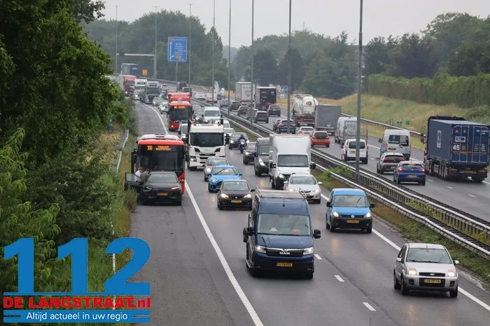 Buspassagiers gestrand na botsing met auto op de A59 bij Elshout: Arriva stuurt nieuw vervoer 3 Buspassagiers gestrand na botsing met auto op de A59 bij Elshout: Arriva stuurt nieuw vervoer 112 De Langstraat