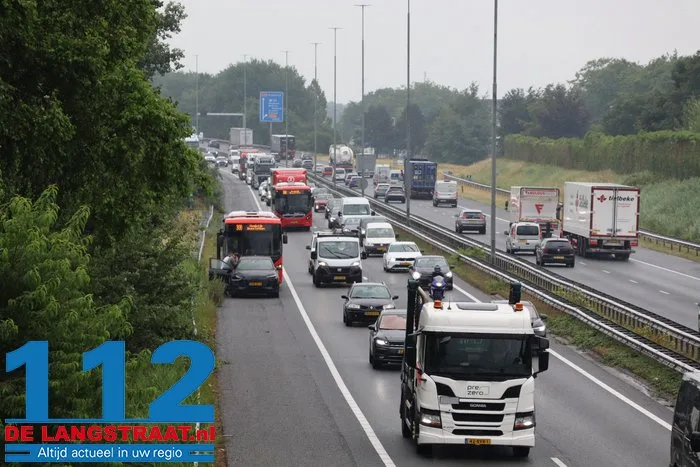 Buspassagiers gestrand na botsing met auto op de A59 bij Elshout: Arriva stuurt nieuw vervoer 4 Buspassagiers gestrand na botsing met auto op de A59 bij Elshout: Arriva stuurt nieuw vervoer 112 De Langstraat