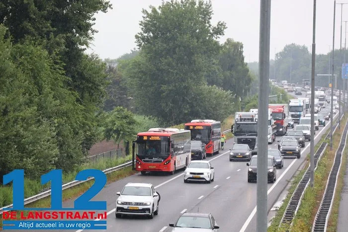 Buspassagiers gestrand na botsing met auto op de A59 bij Elshout: Arriva stuurt nieuw vervoer 5 Buspassagiers gestrand na botsing met auto op de A59 bij Elshout: Arriva stuurt nieuw vervoer 112 De Langstraat