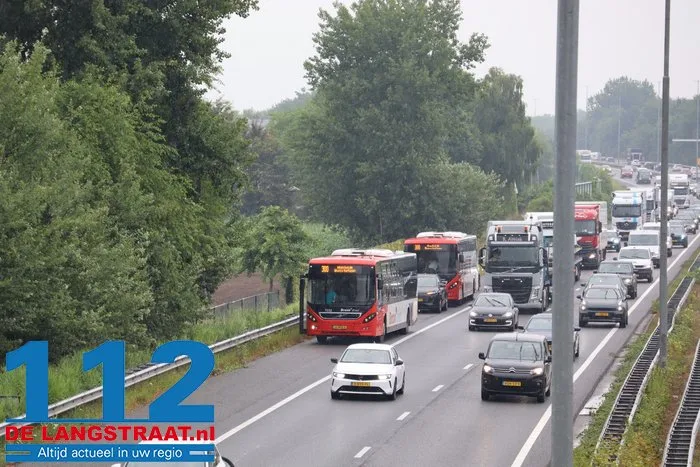 Buspassagiers gestrand na botsing met auto op de A59 bij Elshout: Arriva stuurt nieuw vervoer 6 Buspassagiers gestrand na botsing met auto op de A59 bij Elshout: Arriva stuurt nieuw vervoer 112 De Langstraat