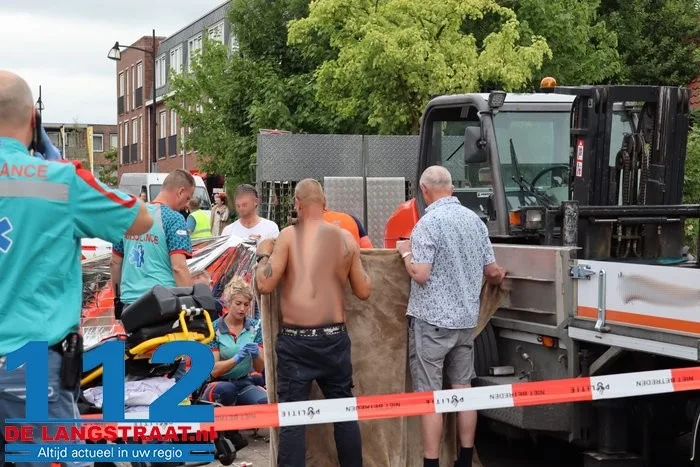 Kind zwaargewond bij ernstig ongeluk met oplegger in Wijk en Aalburg 1 Kind zwaargewond bij ernstig ongeluk met oplegger in Wijk en Aalburg 112 De Langstraat