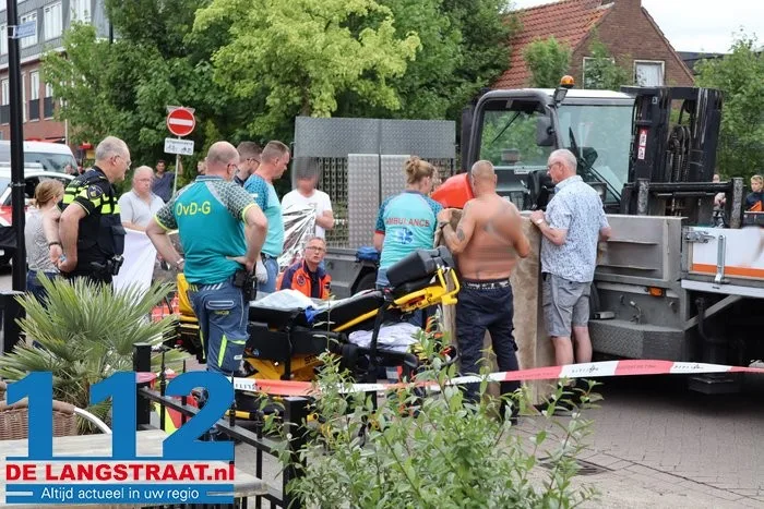 Kind zwaargewond bij ernstig ongeluk met oplegger in Wijk en Aalburg 2 Kind zwaargewond bij ernstig ongeluk met oplegger in Wijk en Aalburg 112 De Langstraat