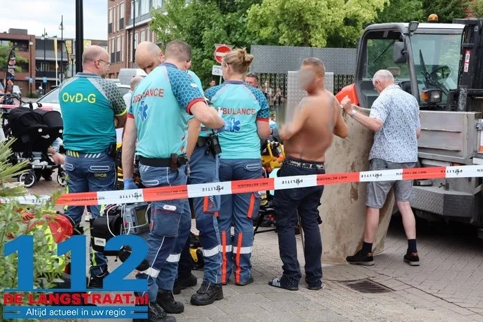 Kind zwaargewond bij ernstig ongeluk met oplegger in Wijk en Aalburg 3 Kind zwaargewond bij ernstig ongeluk met oplegger in Wijk en Aalburg 112 De Langstraat