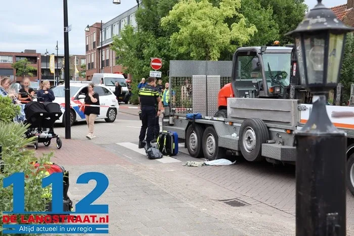 Kind zwaargewond bij ernstig ongeluk met oplegger in Wijk en Aalburg 6 Kind zwaargewond bij ernstig ongeluk met oplegger in Wijk en Aalburg 112 De Langstraat