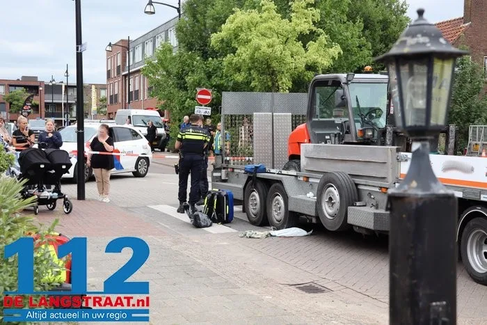 Kind zwaargewond bij ernstig ongeluk met oplegger in Wijk en Aalburg 7 Kind zwaargewond bij ernstig ongeluk met oplegger in Wijk en Aalburg 112 De Langstraat