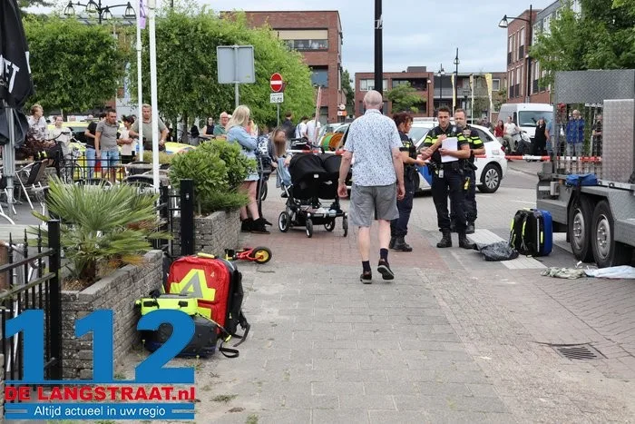 Kind zwaargewond bij ernstig ongeluk met oplegger in Wijk en Aalburg 8 Kind zwaargewond bij ernstig ongeluk met oplegger in Wijk en Aalburg 112 De Langstraat