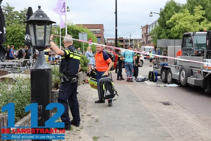 Kind zwaargewond bij ernstig ongeluk met oplegger in Wijk en Aalburg 9 Kind zwaargewond bij ernstig ongeluk met oplegger in Wijk en Aalburg 112 De Langstraat