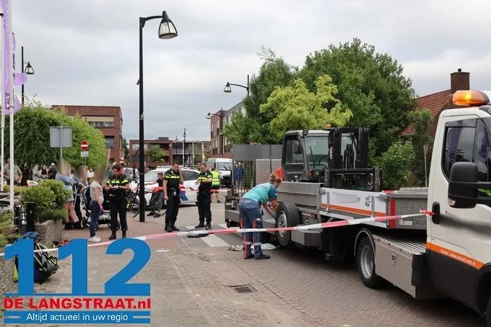 Kind zwaargewond bij ernstig ongeluk met oplegger in Wijk en Aalburg 11 Kind zwaargewond bij ernstig ongeluk met oplegger in Wijk en Aalburg 112 De Langstraat