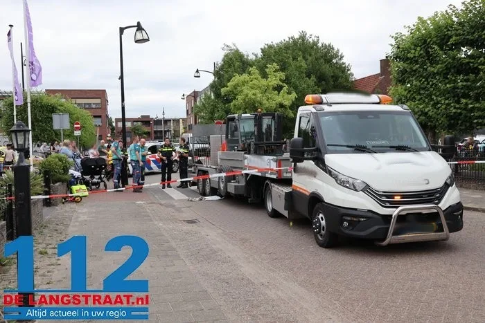 Kind zwaargewond bij ernstig ongeluk met oplegger in Wijk en Aalburg 13 Kind zwaargewond bij ernstig ongeluk met oplegger in Wijk en Aalburg 112 De Langstraat