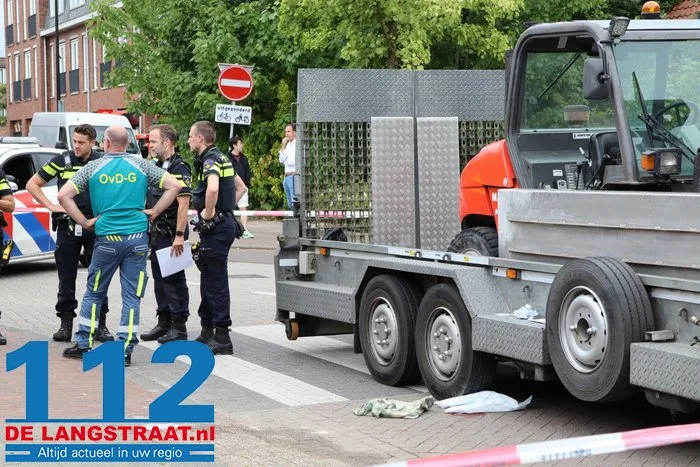 Kind zwaargewond bij ernstig ongeluk met oplegger in Wijk en Aalburg 16 Kind zwaargewond bij ernstig ongeluk met oplegger in Wijk en Aalburg 112 De Langstraat