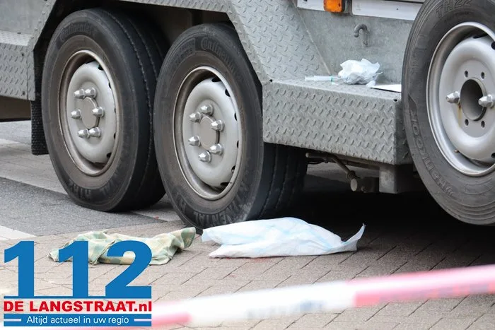 Kind zwaargewond bij ernstig ongeluk met oplegger in Wijk en Aalburg 18 Kind zwaargewond bij ernstig ongeluk met oplegger in Wijk en Aalburg 112 De Langstraat