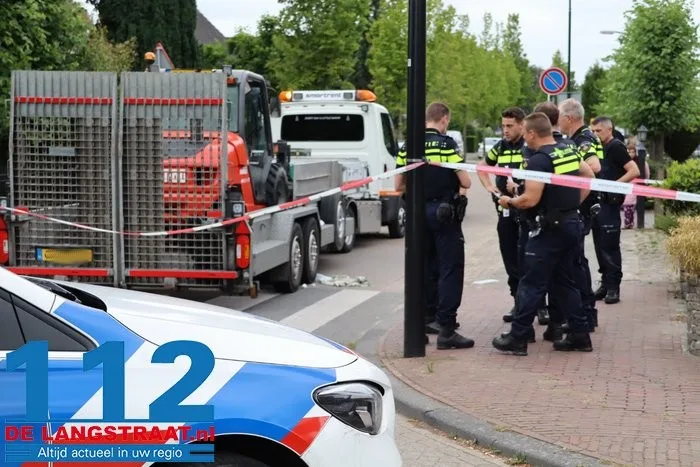 Kind zwaargewond bij ernstig ongeluk met oplegger in Wijk en Aalburg 19 Kind zwaargewond bij ernstig ongeluk met oplegger in Wijk en Aalburg 112 De Langstraat