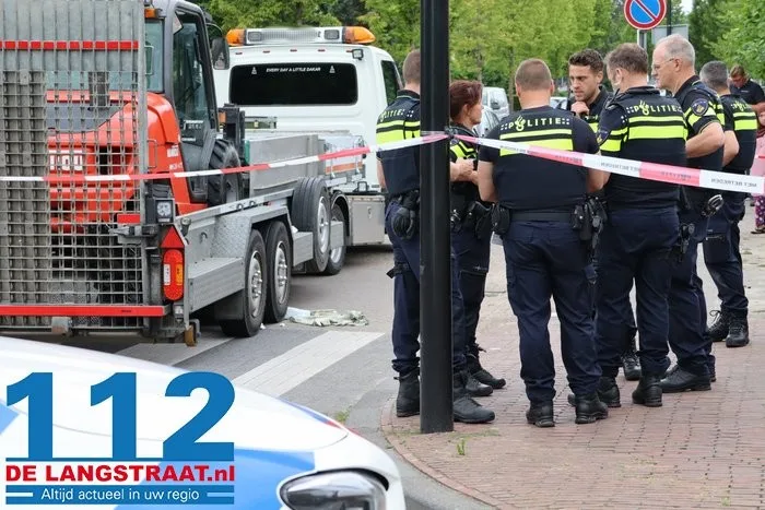 Kind zwaargewond bij ernstig ongeluk met oplegger in Wijk en Aalburg 20 Kind zwaargewond bij ernstig ongeluk met oplegger in Wijk en Aalburg 112 De Langstraat