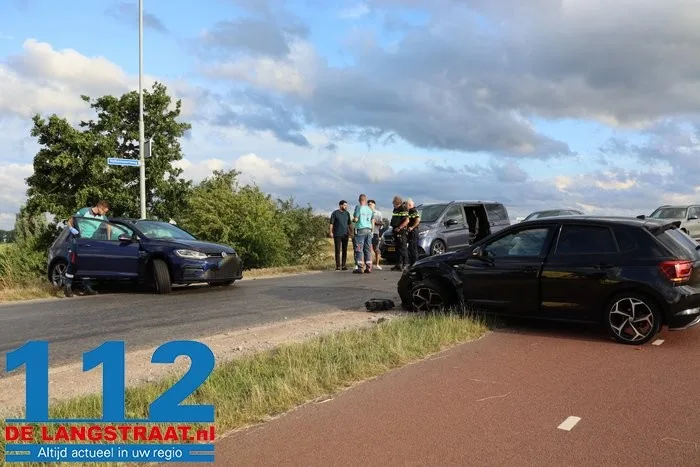 Twee auto's botsen op Valkenvoortweg in Waalwijk 1 Twee auto's botsen op Valkenvoortweg in Waalwijk 112 De Langstraat