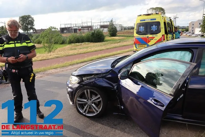 Twee auto's botsen op Valkenvoortweg in Waalwijk 3 Twee auto's botsen op Valkenvoortweg in Waalwijk 112 De Langstraat