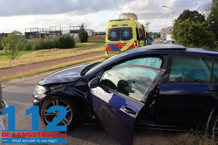 Twee auto's botsen op Valkenvoortweg in Waalwijk 4 Twee auto's botsen op Valkenvoortweg in Waalwijk 112 De Langstraat