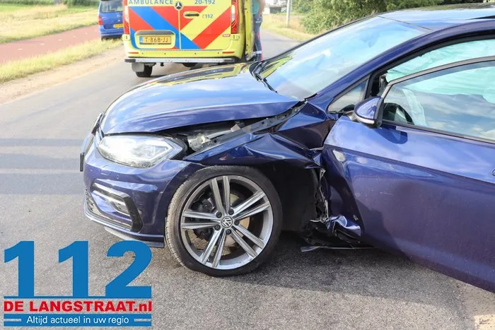 Twee auto's botsen op Valkenvoortweg in Waalwijk 5 Twee auto's botsen op Valkenvoortweg in Waalwijk 112 De Langstraat