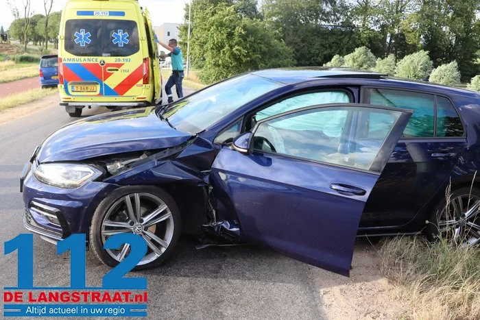 Twee auto's botsen op Valkenvoortweg in Waalwijk 6 Twee auto's botsen op Valkenvoortweg in Waalwijk 112 De Langstraat
