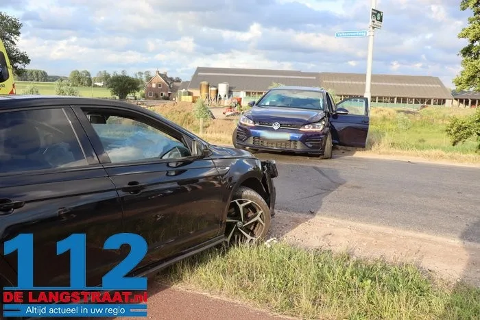 Twee auto's botsen op Valkenvoortweg in Waalwijk 8 Twee auto's botsen op Valkenvoortweg in Waalwijk 112 De Langstraat