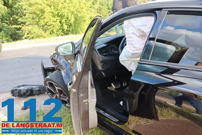 Twee auto's botsen op Valkenvoortweg in Waalwijk 9 Twee auto's botsen op Valkenvoortweg in Waalwijk 112 De Langstraat