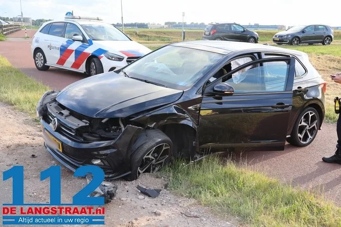 Twee auto's botsen op Valkenvoortweg in Waalwijk 11 Twee auto's botsen op Valkenvoortweg in Waalwijk 112 De Langstraat