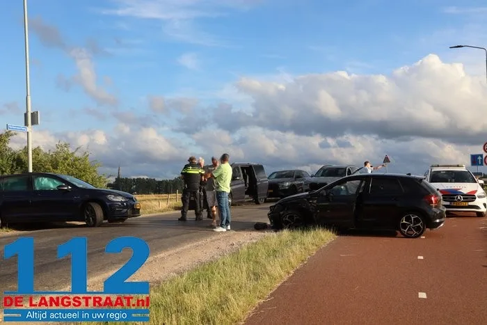 Twee auto's botsen op Valkenvoortweg in Waalwijk 13 Twee auto's botsen op Valkenvoortweg in Waalwijk 112 De Langstraat