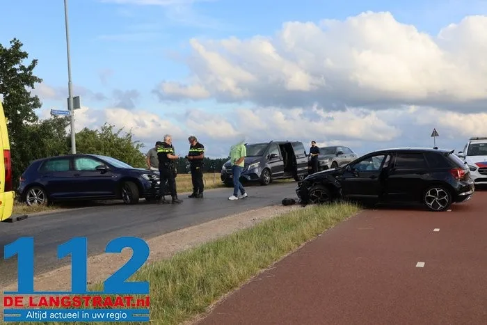 Twee auto's botsen op Valkenvoortweg in Waalwijk 14 Twee auto's botsen op Valkenvoortweg in Waalwijk 112 De Langstraat