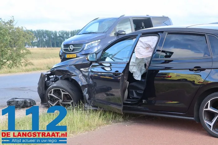 Twee auto's botsen op Valkenvoortweg in Waalwijk 15 Twee auto's botsen op Valkenvoortweg in Waalwijk 112 De Langstraat