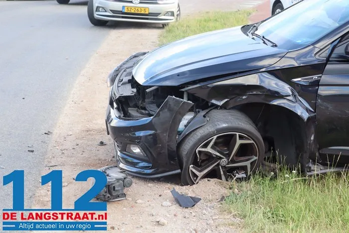 Twee auto's botsen op Valkenvoortweg in Waalwijk 16 Twee auto's botsen op Valkenvoortweg in Waalwijk 112 De Langstraat