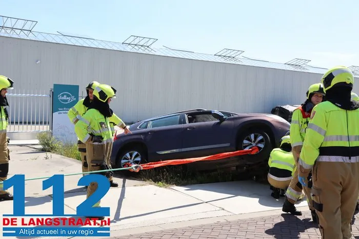 Auto neemt bocht te krap en belandt met zijkant in sloot in Vlijmen 6 Auto neemt bocht te krap en belandt met zijkant in sloot in Vlijmen 112 De Langstraat