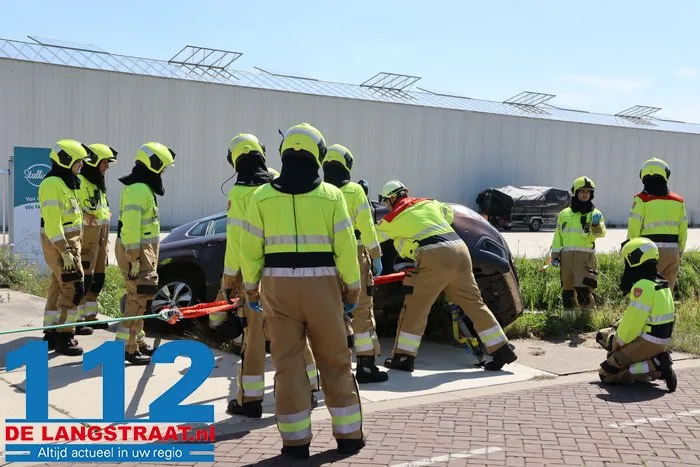 Auto neemt bocht te krap en belandt met zijkant in sloot in Vlijmen 8 Auto neemt bocht te krap en belandt met zijkant in sloot in Vlijmen 112 De Langstraat