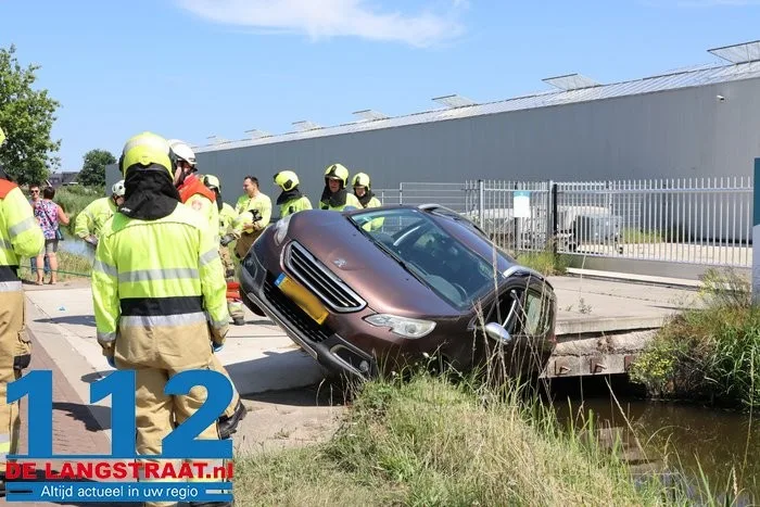 Auto neemt bocht te krap en belandt met zijkant in sloot in Vlijmen 9 Auto neemt bocht te krap en belandt met zijkant in sloot in Vlijmen 112 De Langstraat
