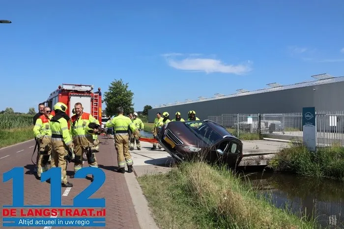 Auto neemt bocht te krap en belandt met zijkant in sloot in Vlijmen 11 Auto neemt bocht te krap en belandt met zijkant in sloot in Vlijmen 112 De Langstraat