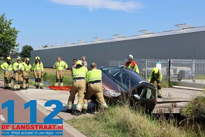 Auto neemt bocht te krap en belandt met zijkant in sloot in Vlijmen 16 Auto neemt bocht te krap en belandt met zijkant in sloot in Vlijmen 112 De Langstraat