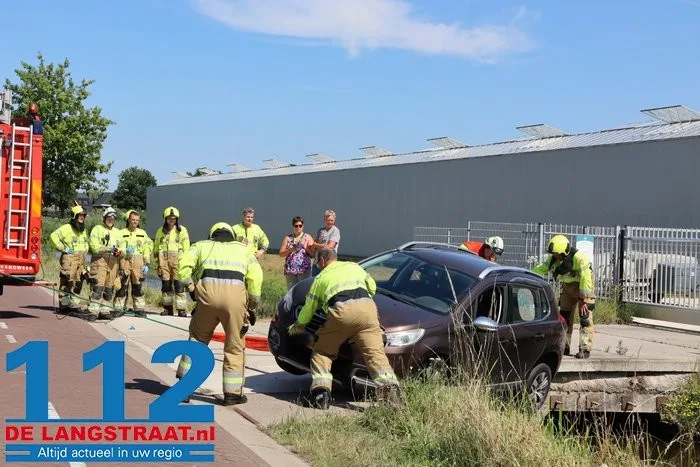 Auto neemt bocht te krap en belandt met zijkant in sloot in Vlijmen 17 Auto neemt bocht te krap en belandt met zijkant in sloot in Vlijmen 112 De Langstraat