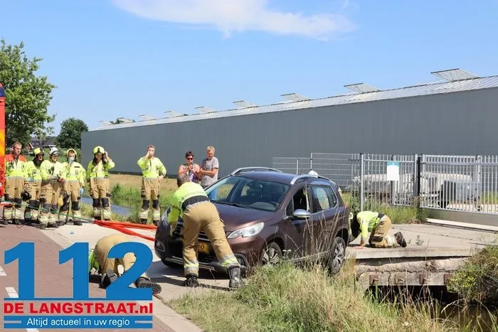 Auto neemt bocht te krap en belandt met zijkant in sloot in Vlijmen 18 Auto neemt bocht te krap en belandt met zijkant in sloot in Vlijmen 112 De Langstraat