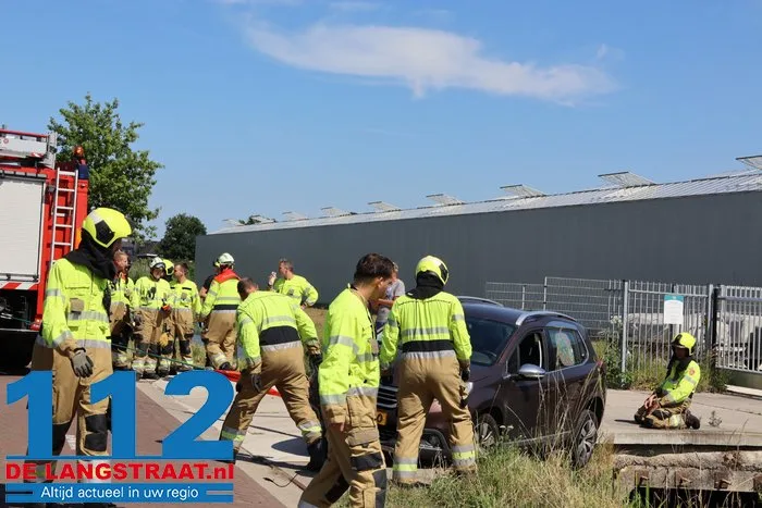 Auto neemt bocht te krap en belandt met zijkant in sloot in Vlijmen 19 Auto neemt bocht te krap en belandt met zijkant in sloot in Vlijmen 112 De Langstraat