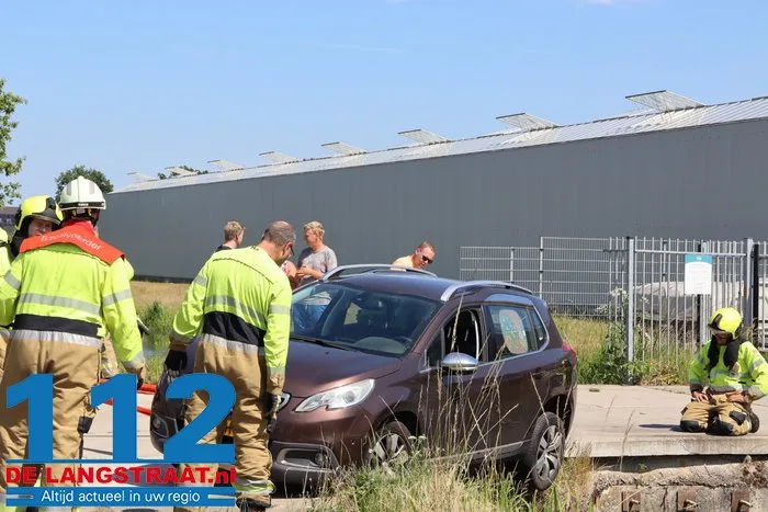 Auto neemt bocht te krap en belandt met zijkant in sloot in Vlijmen 20 Auto neemt bocht te krap en belandt met zijkant in sloot in Vlijmen 112 De Langstraat