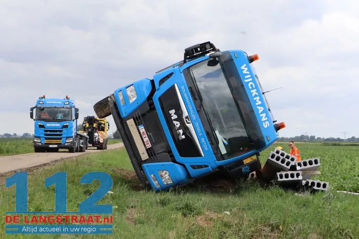 Vrachtwagen belandt in sloot Dellenweg Sprang-Capelle, weg urenlang afgesloten 2 Vrachtwagen belandt in sloot Dellenweg Sprang-Capelle, weg urenlang afgesloten 112 De Langstraat