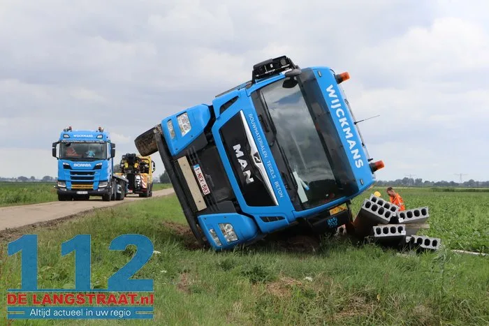 Vrachtwagen belandt in sloot Dellenweg Sprang-Capelle, weg urenlang afgesloten 3 Vrachtwagen belandt in sloot Dellenweg Sprang-Capelle, weg urenlang afgesloten 112 De Langstraat
