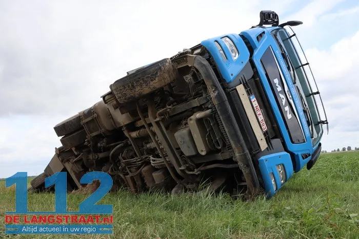 Vrachtwagen belandt in sloot Dellenweg Sprang-Capelle, weg urenlang afgesloten 4 Vrachtwagen belandt in sloot Dellenweg Sprang-Capelle, weg urenlang afgesloten 112 De Langstraat