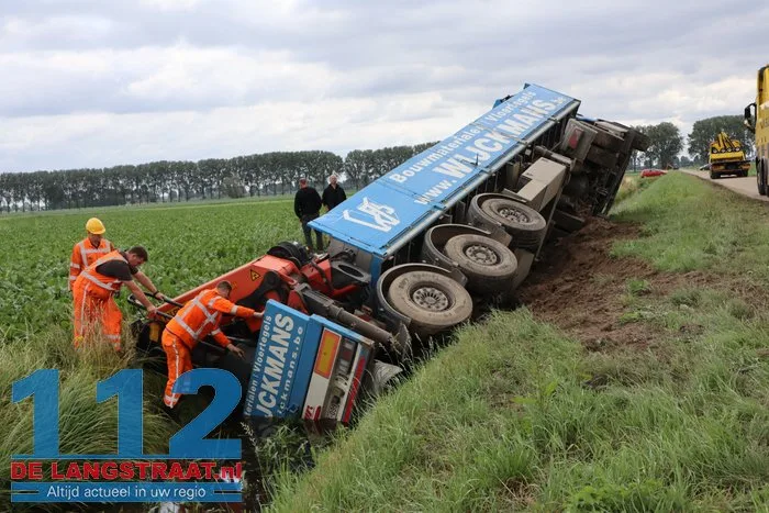 Vrachtwagen belandt in sloot Dellenweg Sprang-Capelle, weg urenlang afgesloten 5 Vrachtwagen belandt in sloot Dellenweg Sprang-Capelle, weg urenlang afgesloten 112 De Langstraat