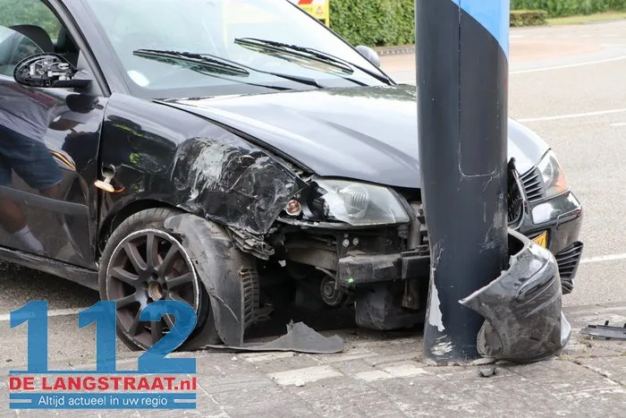 Bestuurder verliest controle op rotonde in Waalwijk en rijdt tegen verkeerspaal 1 Bestuurder verliest controle op rotonde in Waalwijk en rijdt tegen verkeerspaal 112 De Langstraat