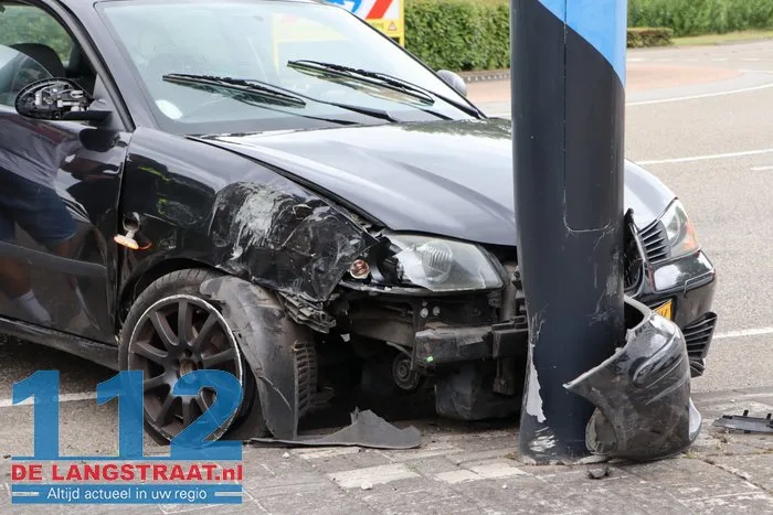 Bestuurder verliest controle op rotonde in Waalwijk en rijdt tegen verkeerspaal 2 Bestuurder verliest controle op rotonde in Waalwijk en rijdt tegen verkeerspaal 112 De Langstraat