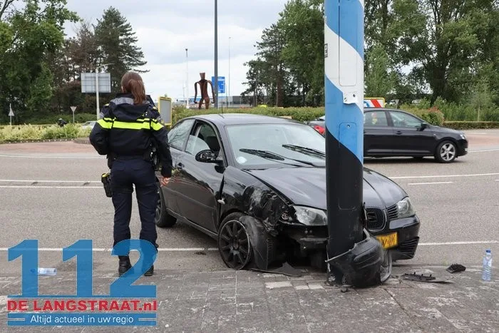 Bestuurder verliest controle op rotonde in Waalwijk en rijdt tegen verkeerspaal 3 Bestuurder verliest controle op rotonde in Waalwijk en rijdt tegen verkeerspaal 112 De Langstraat