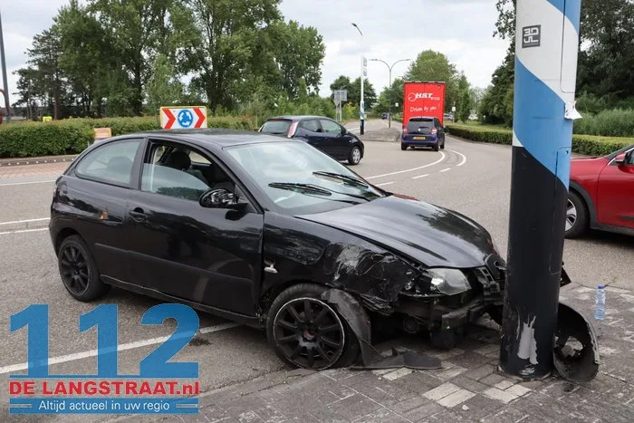 Bestuurder verliest controle op rotonde in Waalwijk en rijdt tegen verkeerspaal 4 Bestuurder verliest controle op rotonde in Waalwijk en rijdt tegen verkeerspaal 112 De Langstraat