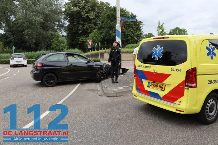 Bestuurder verliest controle op rotonde in Waalwijk en rijdt tegen verkeerspaal 5 Bestuurder verliest controle op rotonde in Waalwijk en rijdt tegen verkeerspaal 112 De Langstraat