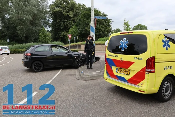 Bestuurder verliest controle op rotonde in Waalwijk en rijdt tegen verkeerspaal 6 Bestuurder verliest controle op rotonde in Waalwijk en rijdt tegen verkeerspaal 112 De Langstraat