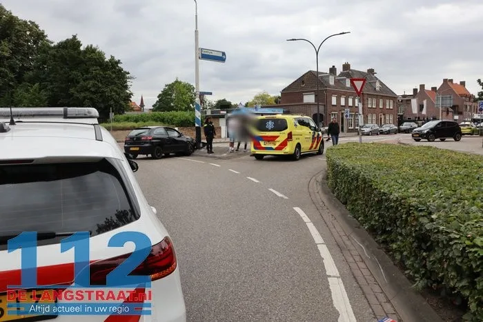 Bestuurder verliest controle op rotonde in Waalwijk en rijdt tegen verkeerspaal 7 Bestuurder verliest controle op rotonde in Waalwijk en rijdt tegen verkeerspaal 112 De Langstraat