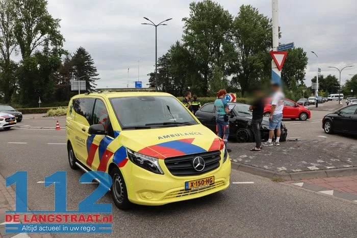 Bestuurder verliest controle op rotonde in Waalwijk en rijdt tegen verkeerspaal 9 Bestuurder verliest controle op rotonde in Waalwijk en rijdt tegen verkeerspaal 112 De Langstraat